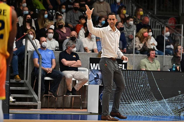 Chris Harris, Cheftrainer der Basketballer von Phoenix Hagen in der 2. bundesliga Pro A, ruft von der Seitenlinie aus Phoenix Hagen vs Wiha Panthers, 2 Bundesliga, 2022 Saison, MIttwoch 23.02.2022 Hagen Copyright: xEibner-Pressfoto xAaronxBowserx Wiha_ABR