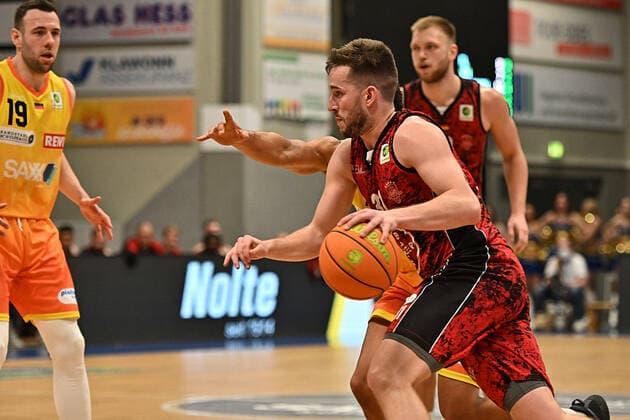 Spencer Reaves von den 2. bundesliga Pro A Bayern Giants Leverkusen mit dem Drive zum Korb Phoenix Hagen vs Wiha Panthers, 2 Bundesliga, 2022 Saison, MIttwoch 23.02.2022 Hagen Copyright: xEibner-Pressfoto xAaronxBowserx Wiha_ABR
