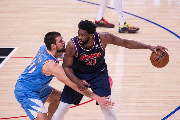 March 25, 2022, Los Angeles, California, USA: Joel Embiid 21 of the Philadelphia 76ers keeps the ball out of reach from Ivica Zubac 40 of the Los Angeles Clippers during their NBA, Basketball Herren, USA game on Friday March 25, 2022 at Crypto.com Arena in Los Angeles, California. Clippers lose to 76ers, 97-122. ARIANA RUIZ PI Los Angeles USA - ZUMAp124 20220325_zaa_p124_017 Copyright: xArianaxRuizx