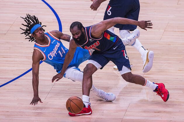 Sport Bilder des Tages March 25, 2022, Los Angeles, California, USA: James Harden 1 of the Philadelphia 76ers trips Terance Mann 14 of the Los Angeles Clippers during their NBA, Basketball Herren, USA game on Friday March 25, 2022 at Crypto.com Arena in Los Angeles, California. Clippers lose to 76ers, 97-122. ARIANA RUIZ PI Los Angeles USA - ZUMAp124 20220325_zaa_p124_021 Copyright: xArianaxRuizx