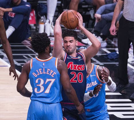 March 25, 2022, Los Angeles, California, USA: Georges Niang 20 of the Philadelphia 76ers keeps the ball out of reach from Semi Ojeleye 37 of the Los Angeles Clippers during their NBA, Basketball Herren, USA game on Friday March 25, 2022 at Crypto.com Arena in Los Angeles, California. Clippers lose to 76ers, 97-122. ARIANA RUIZ PI Los Angeles USA - ZUMAp124 20220325_zaa_p124_026 Copyright: xArianaxRuizx
