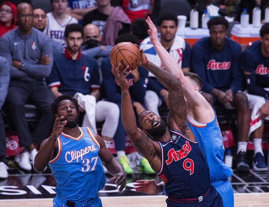 March 25, 2022, Los Angeles, California, USA: DeAndre Jordan 9 of the Philadelphia 76ers grabs the rebound as Semi Ojeleye 37 and Isaiah Hartenstein 55 of the Los Angeles Clippers attempt to block during their NBA, Basketball Herren, USA game on Friday March 25, 2022 at Crypto.com Arena in Los Angeles, California. Clippers lose to 76ers, 97-122. ARIANA RUIZ PI Los Angeles USA - ZUMAp124 20220325_zaa_p124_036 Copyright: xArianaxRuizx