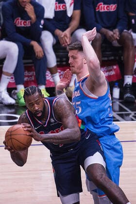 March 25, 2022, Los Angeles, California, USA: DeAndre Jordan 9 of the Philadelphia 76ers grabs the rebound while Isaiah Hartenstein 55 of the Los Angeles Clippers is on defense during their NBA, Basketball Herren, USA game on Friday March 25, 2022 at Crypto.com Arena in Los Angeles, California. Clippers lose to 76ers, 97-122. ARIANA RUIZ PI Los Angeles USA - ZUMAp124 20220325_zaa_p124_037 Copyright: xArianaxRuizx