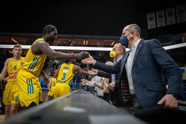 Basketball Berlin 25.03.2022 Saison 2021 2022 Euroleague Regular Season Alba Berlin - Crvena Zvezda mts Belgrade Himar Ojeda (Alba Berlin, Sportdirektor) re. Christ Koumadje (Alba Berlin, No.21)