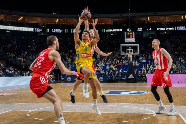 Basketball Berlin 25.03.2022 Saison 2021 2022 Euroleague Regular Season Alba Berlin - Crvena Zvezda mts Belgrade Maodo Lo (Alba Berlin, No.00) Nate Wolters (Belgrad, No.03) Ognjen Kuzmic (Belgrad, No.32) li.