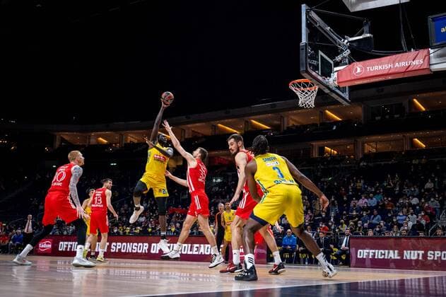 Basketball Berlin 25.03.2022 Saison 2021 2022 Euroleague Regular Season Alba Berlin - Crvena Zvezda mts Belgrade Christ Koumadje (Alba Berlin, No.21) Ognjen Kuzmic (Belgrad, No.32)