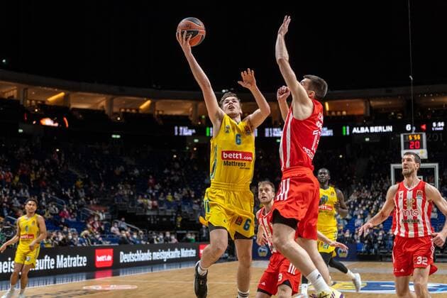 Basketball Berlin 25.03.2022 Saison 2021 2022 Euroleague Regular Season Alba Berlin - Crvena Zvezda mts Belgrade Malte Delow (Alba Berlin, No.06) Ognjen Dobric (Belgrad, No.13)