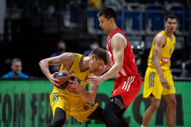 Basketball Berlin 25.03.2022 Saison 2021 2022 Euroleague Regular Season Alba Berlin - Crvena Zvezda mts Belgrade Ben Lammers (Alba Berlin, No.55) Luka Mitrovic (Belgrad, No.09)