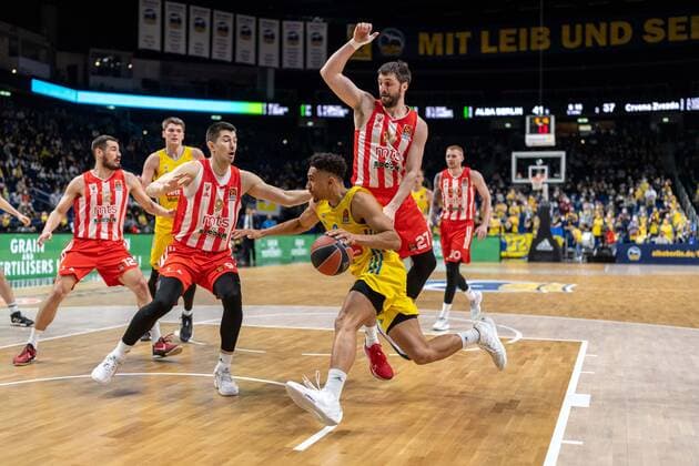 Basketball Berlin 25.03.2022 Saison 2021 2022 Euroleague Regular Season Alba Berlin - Crvena Zvezda mts Belgrade Maodo Lo (Alba Berlin, No.00) Stefan Markovic (Belgrad, No.27) Luka Mitrovic (Belgrad, No.09)