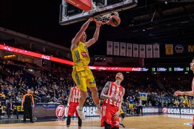 Basketball Berlin 25.03.2022 Saison 2021 2022 Euroleague Regular Season Alba Berlin - Crvena Zvezda mts Belgrade Luke Sikma (Alba Berlin, No.43) Aaron White (Belgrad, No.30)