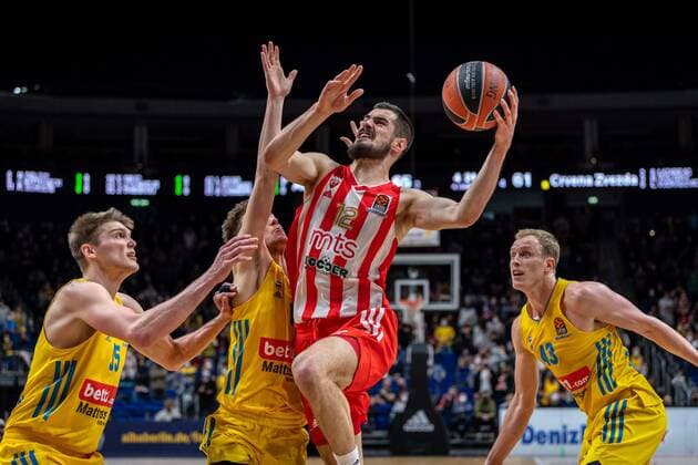 Basketball Berlin 25.03.2022 Saison 2021 2022 Euroleague Regular Season Alba Berlin - Crvena Zvezda mts Belgrade Nikola Kalinic (Belgrad, No.12) Malte Delow (Alba Berlin, No.06) Ben Lammers (Alba Berlin, No.55) li. Luke Sikma (Alba Berlin, No.43)