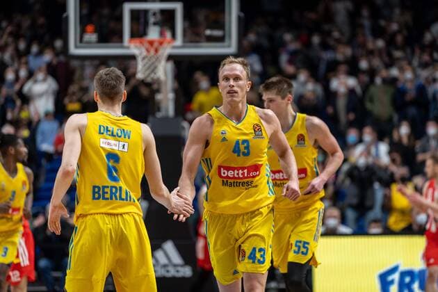 Basketball Berlin 25.03.2022 Saison 2021 2022 Euroleague Regular Season Alba Berlin - Crvena Zvezda mts Belgrade Jubel Alba Luke Sikma (Alba Berlin, No.43) Malte Delow (Alba Berlin, No.06)