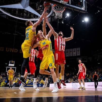 Basketball Berlin 25.03.2022 Saison 2021 2022 Euroleague Regular Season Alba Berlin - Crvena Zvezda mts Belgrade Ben Lammers (Alba Berlin, No.55) Luke Sikma (Alba Berlin, No.43) Luka Mitrovic (Belgrad, No.09) Nikola Kalinic (Belgrad, No.12)