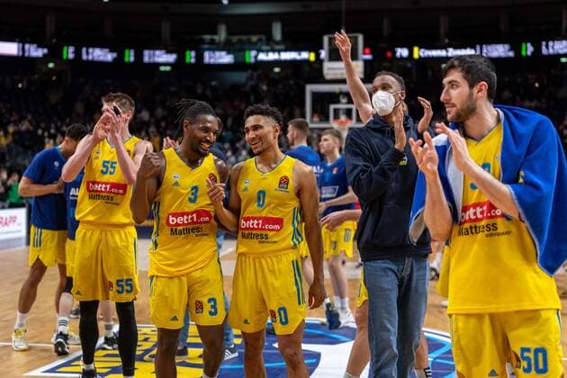 Basketball Berlin 25.03.2022 Saison 2021 2022 Euroleague Regular Season Alba Berlin - Crvena Zvezda mts Belgrade Jubel nach dem Sieg Jaleen Smith (Alba Berlin, No.03) Maodo Lo (Alba Berlin, No.00) und andere