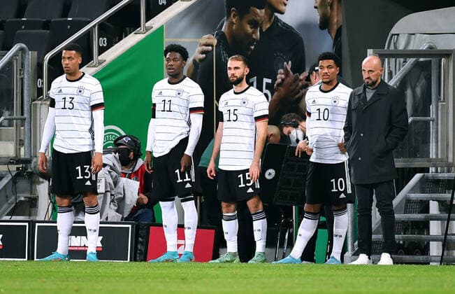 Fussball, Herren, Deutschland, U21, U 21 Nationalmannschaft, EM Qualifikation, Tivoli Aachen: Deutschland (weiss) - Lettland (rot); Trainer Antonio Di Salvo (GER) mit den Auswechselspielern v.li.: Felix Nmecha (GER), Faride Alidou (GER), Simon Asta (GER), Malik Tillmann (GER). DFB DFL REGULATIONS PROHIBIT ANY USE OF PHOTOGRAPHS AS IMAGE SEQUENCES AND OR QUASI-VIDEO
