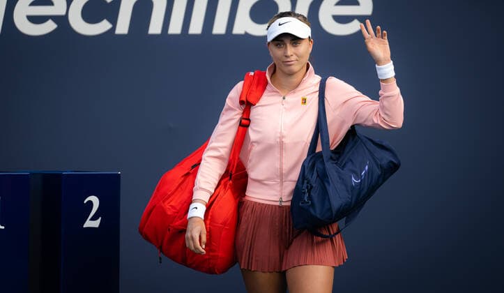 March 25, 2022, MIAMI, FLORIDA, UNITED STATES: Paula Badosa of Spain in action during the second round of the 2022 Miami Open WTA, Tennis Damen 1000 tennis tournament MIAMI UNITED STATES - ZUMAa181 20220325_zaa_a181_111 Copyright: xRobxPrangex