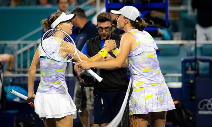 March 25, 2022, MIAMI, FLORIDA, UNITED STATES: Iga Swiatek of Poland & Viktorija Golubic of Switzeland at the net after the second round of the 2022 Miami Open WTA, Tennis Damen 1000 tennis tournament MIAMI UNITED STATES - ZUMAa181 20220325_zaa_a181_129 Copyright: xRobxPrangex