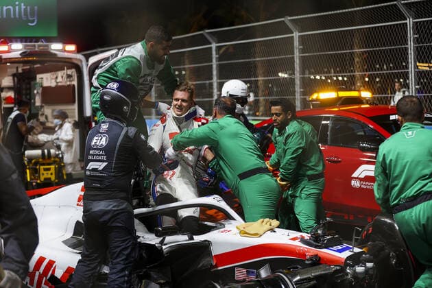 Sport Bilder des Tages Extraction of SCHUMACHER Mick (ger), Haas F1 Team VF-22 Ferrari after his crash during the Formula 1 STC Saudi Arabian Grand Prix 2022, 2nd round of the 2022 FIA Formula One World Championship, WM, Weltmeisterschaft on the Jeddah Corniche Circuit, from March 25 to 27, 2022 in Jeddah, Saudi Arabia - F1 - SAUDI ARABIAN GRAND PRIX 2022 DPPI Panoramic  00122006_AV6_7761.JPG_