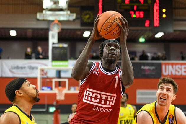 Nuni Omot 27. Spieltag, Basketball Bundesliga, Basketball Saison 2021 2022, Deutschland, easyCredit BBL, Germany, Giessen 46ers, giessen rot, Herren, Jobstairs GIESSEN 46ers - EWE Baskets Oldenburg, Männer, Oldenburg in gelb