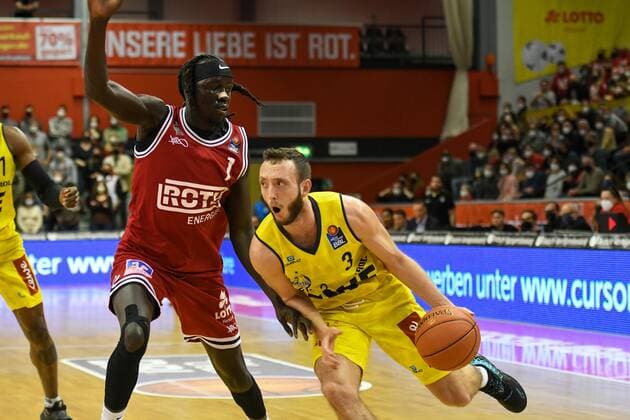 Nuni Omot, Max Heidegger 27. Spieltag, Basketball Bundesliga, Basketball Saison 2021 2022, Deutschland, easyCredit BBL, Germany, Giessen 46ers, giessen rot, Herren, Jobstairs GIESSEN 46ers - EWE Baskets Oldenburg, Männer, Oldenburg in gelb
