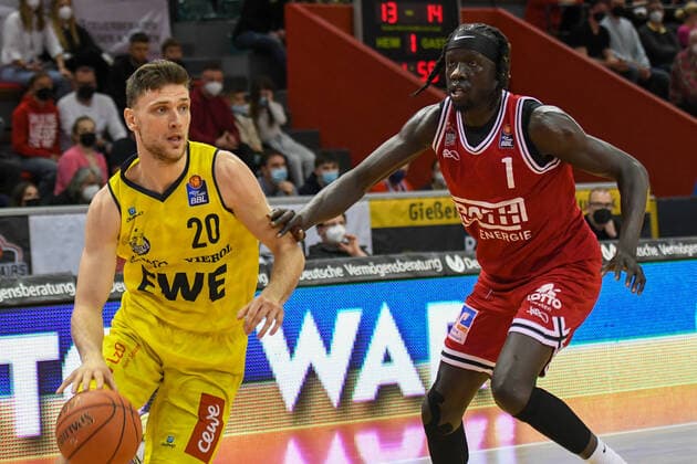 Michal Michalak, Nuni Omot 27. Spieltag, Basketball Bundesliga, Basketball Saison 2021 2022, Deutschland, easyCredit BBL, Germany, Giessen 46ers, giessen rot, Herren, Jobstairs GIESSEN 46ers - EWE Baskets Oldenburg, Männer, Oldenburg in gelb