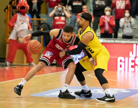 26.03.2022, xsltx, Basketball BBL Bundesliga, Giessen 46ers - EWE Baskets Oldenburg emspor, v.l. Kendale Deshawn McCullum - (C) Point Guard (Jobstairs Gießen 46ers), Phil Pressey - Guard (EWE Baskets Oldenburg) (DFL DFB REGULATIONS PROHIBIT ANY USE OF PHOTOGRAPHS as IMAGE SEQUENCES and or QUASI-VIDEO) Giessen