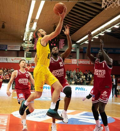 26.03.2022, xsltx, Basketball BBL Bundesliga, Giessen 46ers - EWE Baskets Oldenburg emspor, v.l. Kilian Matthias Binapfl - Shooting Guard (Jobstairs Gießen 46ers), Max Heidegger - Guard (EWE Baskets Oldenburg), Jalon Demarco Miller - Center Power Forward (Jobstairs Gießen 46ers), Nuni Omot - Small Forward (Jobstairs Gießen 46ers) (DFL DFB REGULATIONS PROHIBIT ANY USE OF PHOTOGRAPHS as IMAGE SEQUENCES and or QUASI-VIDEO) Giessen