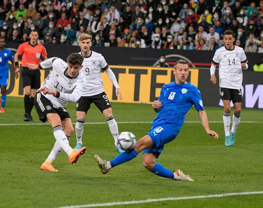 Bilder des Jahres 2022, Sport 03 März Sport Themen der Woche KW12 26.03.2022, Fussball Freundschafts-Länderspiel, Deutschland - Israel, in Sinsheim. Kai Havertz (Deutschland) gegen Sean Goldberg (Israel) *** 26 03 2022, Football friendly international match, Germany Israel, in Sinsheim Kai Havertz Germany vs Sean Goldberg Israel