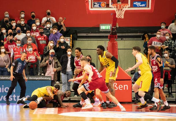 26.03.2022, xsltx, Basketball BBL Bundesliga, Giessen 46ers - EWE Baskets Oldenburg emspor, v.l. Engagierter Kampf um den Balll (DFL DFB REGULATIONS PROHIBIT ANY USE OF PHOTOGRAPHS as IMAGE SEQUENCES and or QUASI-VIDEO) Giessen
