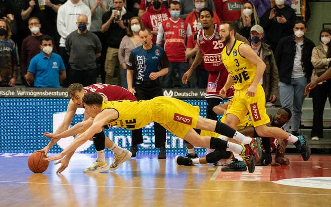 26.03.2022, xsltx, Basketball BBL Bundesliga, Giessen 46ers - EWE Baskets Oldenburg emspor, v.l. Engagierter Kampf um den Ball (DFL DFB REGULATIONS PROHIBIT ANY USE OF PHOTOGRAPHS as IMAGE SEQUENCES and or QUASI-VIDEO) Giessen