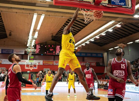 Sport Bilder des Tages 26.03.2022, xsltx, Basketball BBL Bundesliga, Giessen 46ers - EWE Baskets Oldenburg emspor, v.l. Dunk von Tai Odiase - Center (EWE Baskets Oldenburg) (DFL DFB REGULATIONS PROHIBIT ANY USE OF PHOTOGRAPHS as IMAGE SEQUENCES and or QUASI-VIDEO) Giessen