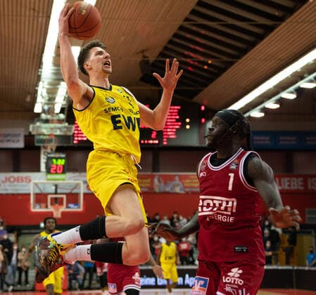26.03.2022, xsltx, Basketball BBL Bundesliga, Giessen 46ers - EWE Baskets Oldenburg emspor, v.l. Alen Pjanic - Forward (EWE Baskets Oldenburg), Nuni Omot - Small Forward (Jobstairs Gießen 46ers) (DFL DFB REGULATIONS PROHIBIT ANY USE OF PHOTOGRAPHS as IMAGE SEQUENCES and or QUASI-VIDEO) Giessen