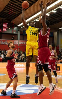 26.03.2022, xsltx, Basketball BBL Bundesliga, Giessen 46ers - EWE Baskets Oldenburg emspor, v.l. Kendale Deshawn McCullum - (C) Point Guard (Jobstairs Gießen 46ers), Tai Odiase - Center (EWE Baskets Oldenburg), Jalon Demarco Miller - Center Power Forward (Jobstairs Gießen 46ers) (DFL DFB REGULATIONS PROHIBIT ANY USE OF PHOTOGRAPHS as IMAGE SEQUENCES and or QUASI-VIDEO) Giessen