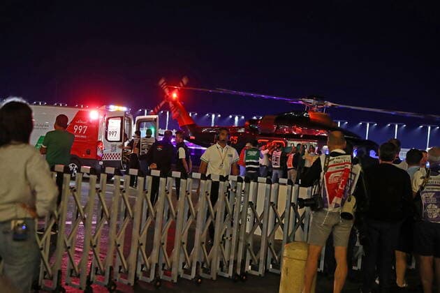 Formel 1 Großer Preis von Saudi-Arabien 26.03.2022, Jeddah Corniche Circuit, Dschidda, Formel 1 Großer Preis von Saudi-Arabien ,im Bild Mick Schumacher (DEU), Haas F1 Team wird mit dem Krankenwagen zum Rettungshubschrauber gefahren.