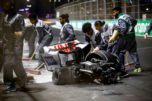 Bilder des Jahres 2022, Sport 03 März Sport Themen der Woche KW12 Sport Bilder des Tages Debris pictured following the crash of 47 Mick Schumacher (DEU, Haas F1 Team), F1 Grand Prix of Saudi Arabia at Jeddah Corniche Circuit on March 26, 2022 in Jeddah, Saudi Arabia. (Photo by HOCH ZWEI) Jeddah Saudi Arabia *** Debris pictured following the crash of 47 Mick Schumacher DEU, Haas F1 Team , F1 Grand Prix of Saudi Arabia at Jeddah Corniche Circuit on March 26, 2022 in Jeddah, Saudi Arabia Photo by HOCH ZWEI Jeddah Saudi Arabia
