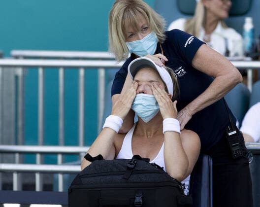 Sport Themen der Woche KW12 Sport Bilder des Tages Danielle Collins from the USA wipes away tears as she has her neck worked on by a trainer during a medical time out at the Miami Open in the Hard Rock Stadium in Miami Gardens, Florida, on Saturday, March 26, 2022. Collins defeated Zvonareva 6-1, 6-4.  MIA20220326121 GARYxIxROTHSTEIN