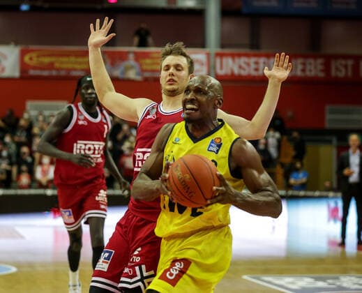 Deutschland, Giessen, Osthalle, 26.03.2022, easy Credit BBL, 27.Spieltag, Jobstairs Gießen 46ers - EWE Baskets Oldenburg Bild: v.li.Bjarne Kraushaar (Giessen 46ers),Rickey Paulding (EWE Baskets Oldenburg) Copyright: HMBxMedia ThomasxJäger