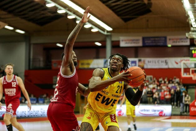 Deutschland, Giessen, Osthalle, 26.03.2022, easy Credit BBL, 27.Spieltag, Jobstairs Gießen 46ers - EWE Baskets Oldenburg Bild: v.li.Jalon Miller (Giessen 46ers),Tai Odiase (EWE Baskets Oldenburg) Copyright: HMBxMedia ThomasxJäger