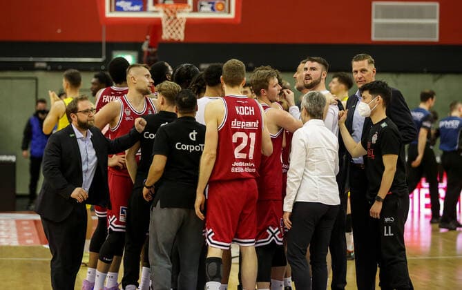 Deutschland, Giessen, Osthalle, 26.03.2022, easy Credit BBL, 27.Spieltag, Jobstairs Gießen 46ers - EWE Baskets Oldenburg Bild: das Team aus Giessen steht nach dem Sieg im Teamkreis zusammen Copyright: HMBxMedia ThomasxJäger