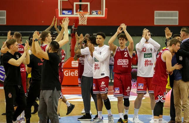 Deutschland, Giessen, Osthalle, 26.03.2022, easy Credit BBL, 27.Spieltag, Jobstairs Gießen 46ers - EWE Baskets Oldenburg Bild: das Team von Giessen jubelt nach dem Sieg gegen Oldenburg Copyright: HMBxMedia ThomasxJäger