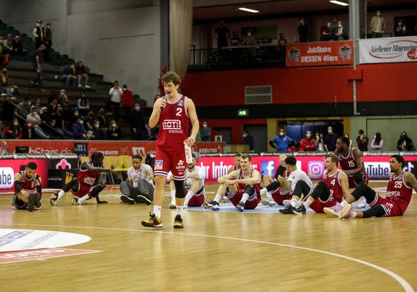 Deutschland, Giessen, Osthalle, 26.03.2022, easy Credit BBL, 27.Spieltag, Jobstairs Gießen 46ers - EWE Baskets Oldenburg Bild: Dennis Nawrocki stimmt die Humba an Copyright: HMBxMedia ThomasxJäger