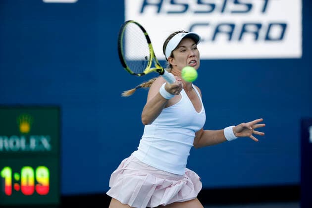 March 26, 2022, Miami Gardens, Florida, United States Of America: MIAMI GARDENS, FLORIDA - MARCH 26: Danielle Collins of United States defeats Vera Zvonareva of Russia serves on day 6 of the 2022 Miami Open at Hard Rock Stadium on March 26, 2022 in Miami Gardens, Florida....People: Danielle Collins Miami Gardens United States Of America - ZUMAs214 20220326_zda_s214_027 Copyright: xSMGx