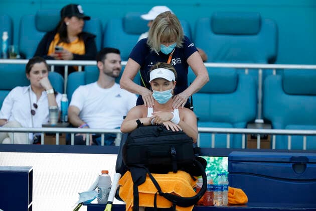 March 26, 2022, Miami Gardens, Florida, United States Of America: MIAMI GARDENS, FLORIDA - MARCH 26: Danielle Collins of United States defeats Vera Zvonareva of Russia serves on day 6 of the 2022 Miami Open at Hard Rock Stadium on March 26, 2022 in Miami Gardens, Florida....People: Danielle Collins Miami Gardens United States Of America - ZUMAs214 20220326_zda_s214_029 Copyright: xSMGx