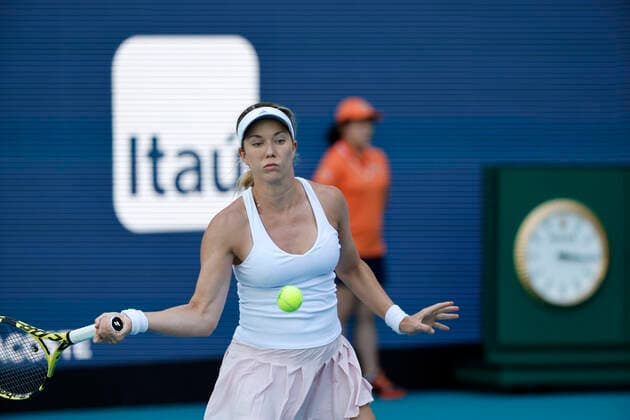 March 26, 2022, Miami Gardens, Florida, United States Of America: MIAMI GARDENS, FLORIDA - MARCH 26: Danielle Collins of United States defeats Vera Zvonareva of Russia serves on day 6 of the 2022 Miami Open at Hard Rock Stadium on March 26, 2022 in Miami Gardens, Florida....People: Danielle Collins Miami Gardens United States Of America - ZUMAs214 20220326_zda_s214_052 Copyright: xSMGx