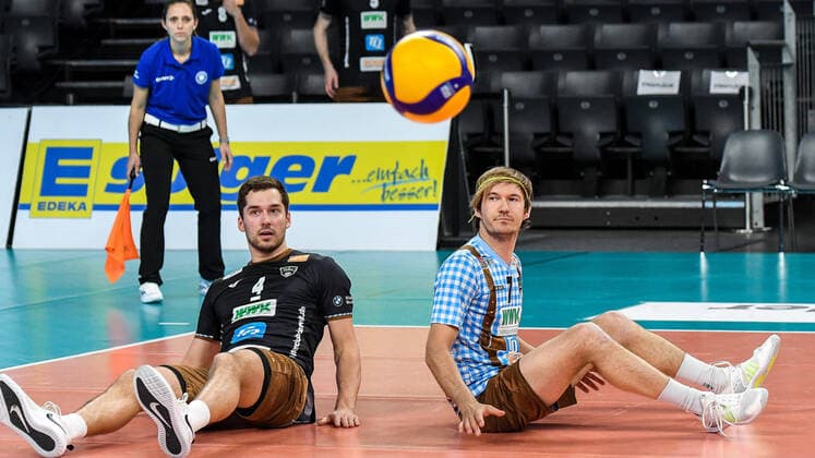 Sport Themen der Woche KW12 Sport Bilder des Tages GER, VBL, Playoffs, VfB Friedrichshafen vs WWK Volleys Herrsching 26.03.2022, ratiopharm Arena, Neu-Ulm, GER, VBL, Playoffs, VfB Friedrichshafen vs WWK Volleys Herrsching, im Bild Tim Peter (Herrsching, 4) und Ferdinand Tille (Herrsching, 7) können einen Angriff nicht abwehren *** GER, VBL, Playoffs, VfB Friedrichshafen vs WWK Volleys Herrsching 26 03 2022, ratiopharm Arena, Neu Ulm, GER, VBL, Playoffs, VfB Friedrichshafen vs WWK Volleys Herrsching, in picture Tim Peter Herrsching, 4 and Ferdinand Tille Herrsching, 7 cant defend an attack nordphotoxGmbHx xHafner nph00200