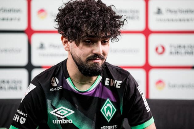 bevestor Virtual Bundesliga Club Championship Finals; 26.03.2022 Ali Predatorfifa Oskoui Rad (Werder Bremen) im Gespraech mit dem Kicker bevestor Virtual Bundesliga Club Championship Finals Tag 1; Strassenkickerbase, Koeln DFL REGULATIONS PROHIBIT ANY USE OF PHOTOGRAPHS AS IMAGE SEQUENCES AND OR QUASI-VIDEO.