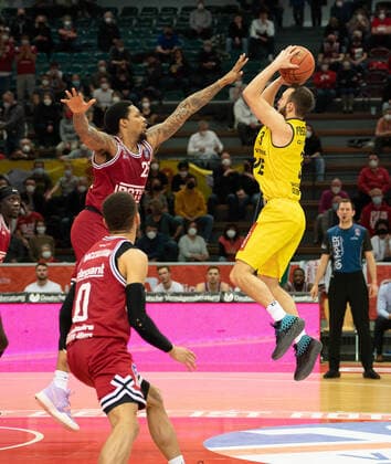 26.03.2022, xsltx, Basketball BBL Bundesliga, Giessen 46ers - EWE Baskets Oldenburg emspor, v.l. Kendale Deshawn McCullum - (C) Point Guard (Jobstairs Gießen 46ers), Phillip Darnell Fayne II - Power Forward (Jobstairs Gießen 46ers), Max Heidegger - Guard (EWE Baskets Oldenburg) (DFL DFB REGULATIONS PROHIBIT ANY USE OF PHOTOGRAPHS as IMAGE SEQUENCES and or QUASI-VIDEO) Giessen