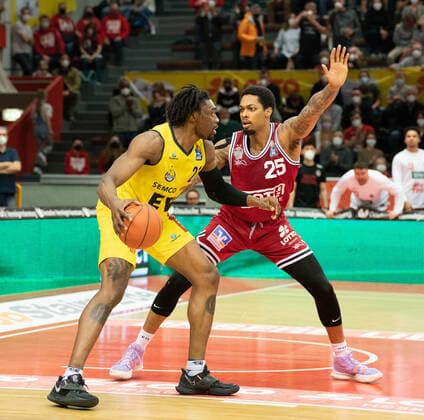 26.03.2022, xsltx, Basketball BBL Bundesliga, Giessen 46ers - EWE Baskets Oldenburg emspor, v.l. Tai Odiase - Center (EWE Baskets Oldenburg), Phillip Darnell Fayne II - Power Forward (Jobstairs Gießen 46ers) (DFL DFB REGULATIONS PROHIBIT ANY USE OF PHOTOGRAPHS as IMAGE SEQUENCES and or QUASI-VIDEO) Giessen