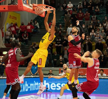 26.03.2022, xsltx, Basketball BBL Bundesliga, Giessen 46ers - EWE Baskets Oldenburg emspor, v.l. Dunk von TJ Holyfield - Forward (EWE Baskets Oldenburg) (DFL DFB REGULATIONS PROHIBIT ANY USE OF PHOTOGRAPHS as IMAGE SEQUENCES and or QUASI-VIDEO) Giessen