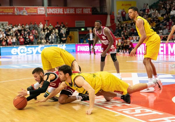 26.03.2022, xsltx, Basketball BBL Bundesliga, Giessen 46ers - EWE Baskets Oldenburg emspor, v.l. Kendale Deshawn McCullum - (C) Point Guard (Jobstairs Gießen 46ers) gab keinen Ball verloren (DFL DFB REGULATIONS PROHIBIT ANY USE OF PHOTOGRAPHS as IMAGE SEQUENCES and or QUASI-VIDEO) Giessen